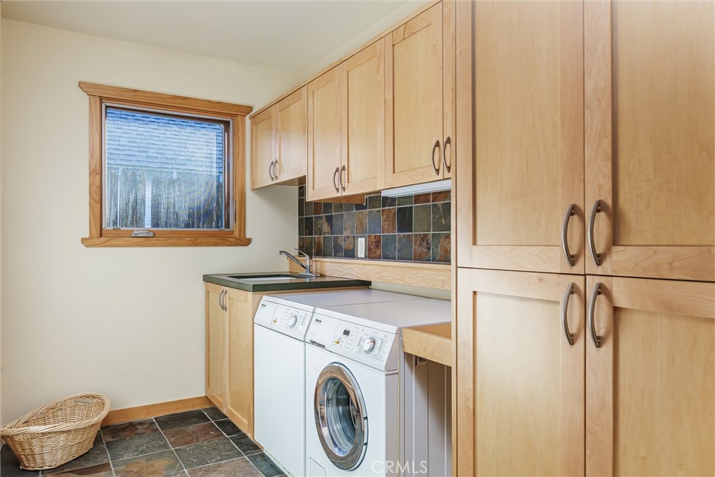 10 11th Street Cayucos, CA 93430 - Photo 21 of 33 a view of washer and dryer
