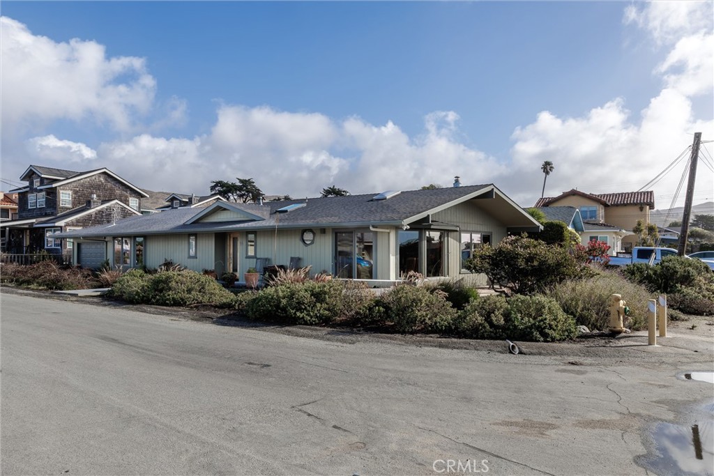 10 11th Street Cayucos, CA 93430 - Photo 26 of 33 a front view of a house with garden