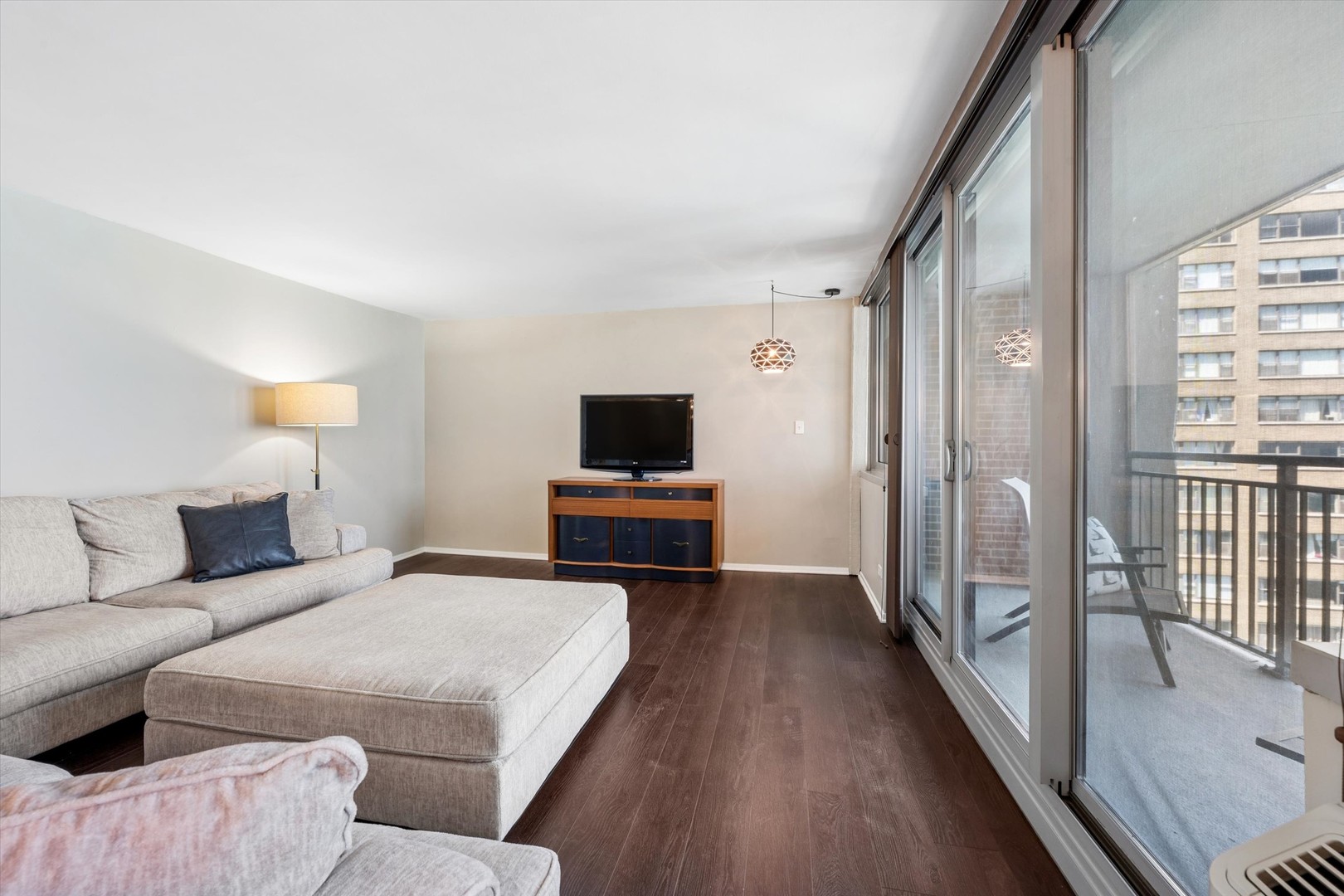 6147 North Sheridan Road, Unit 11A Chicago, IL 60660 - Photo 8 of 20 Gallery Image 8