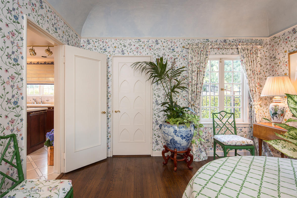 104 Club Road Pasadena, CA 91105 - Photo 19 of 43 a living room with furniture and a potted plant