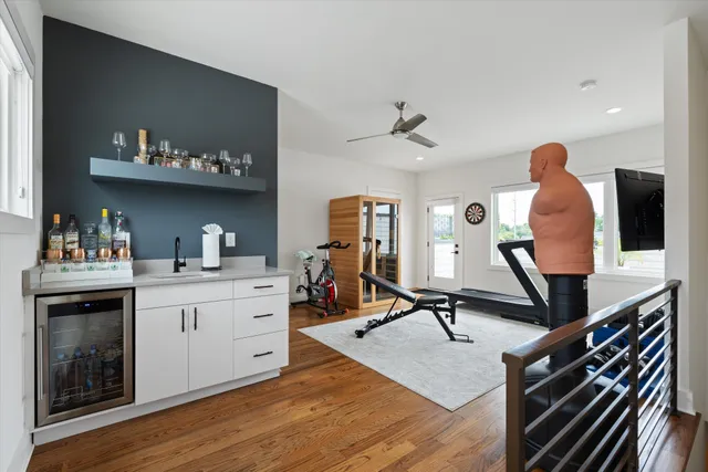 a view of sitting area with furniture