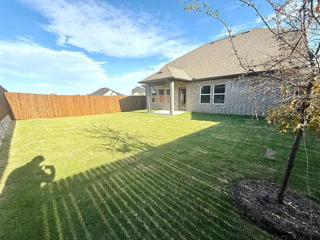 a view of an house with backyard and pool