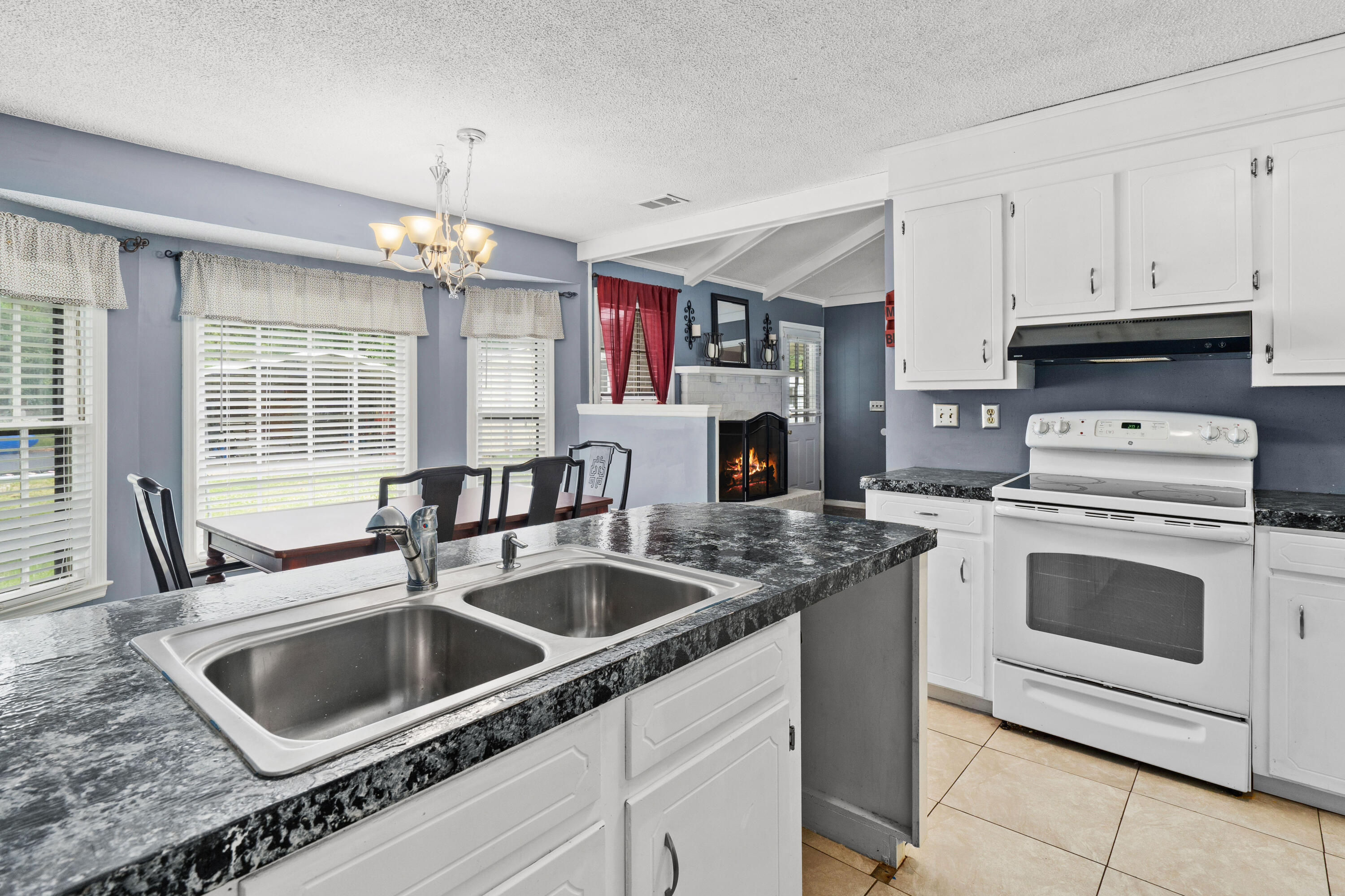 137 Marion Road Summerville, SC 29486 - Photo 14 of 25 14