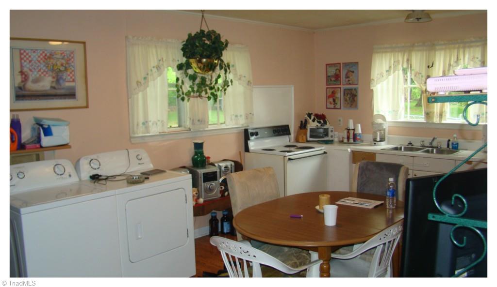 1909 Sheldon Road Greensboro, NC 27405 - Photo 17 of 20 Kitchen