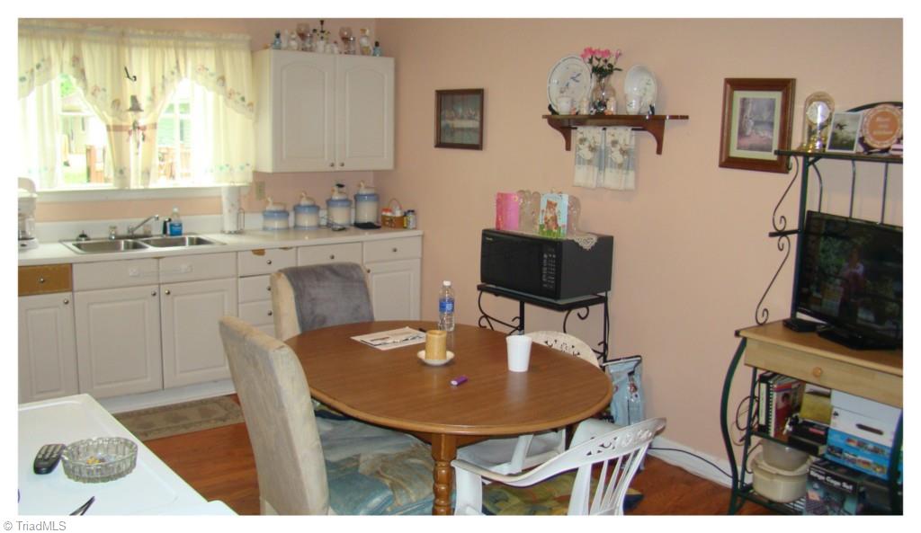 1909 Sheldon Road Greensboro, NC 27405 - Photo 18 of 20 Kitchen