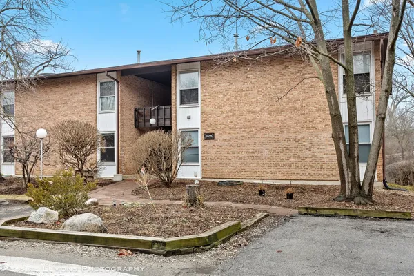 $199,900 | 5525 East Lake Drive, Unit A, Lisle, IL 60532