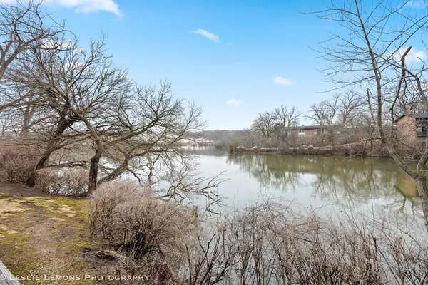 $199,900 | 5525 East Lake Drive, Unit A, Lisle, IL 60532
