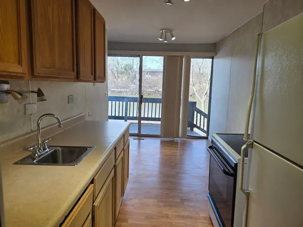 $199,900 | 5525 East Lake Drive, Unit A, Lisle, IL 60532