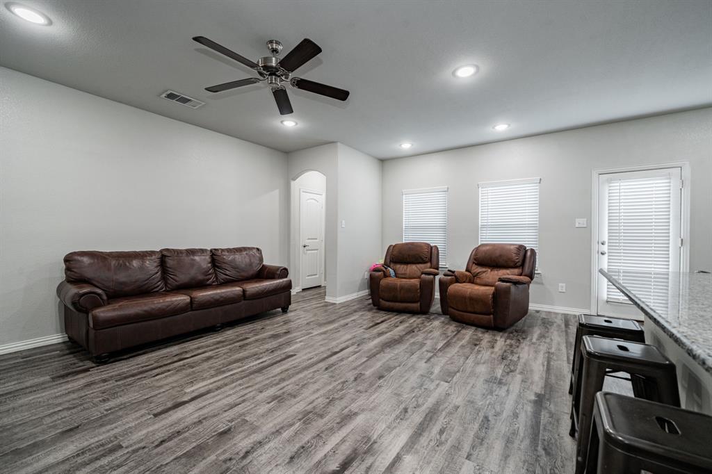 107 Willowbend Loop Mabank, TX 75147 - Photo 4 of 32