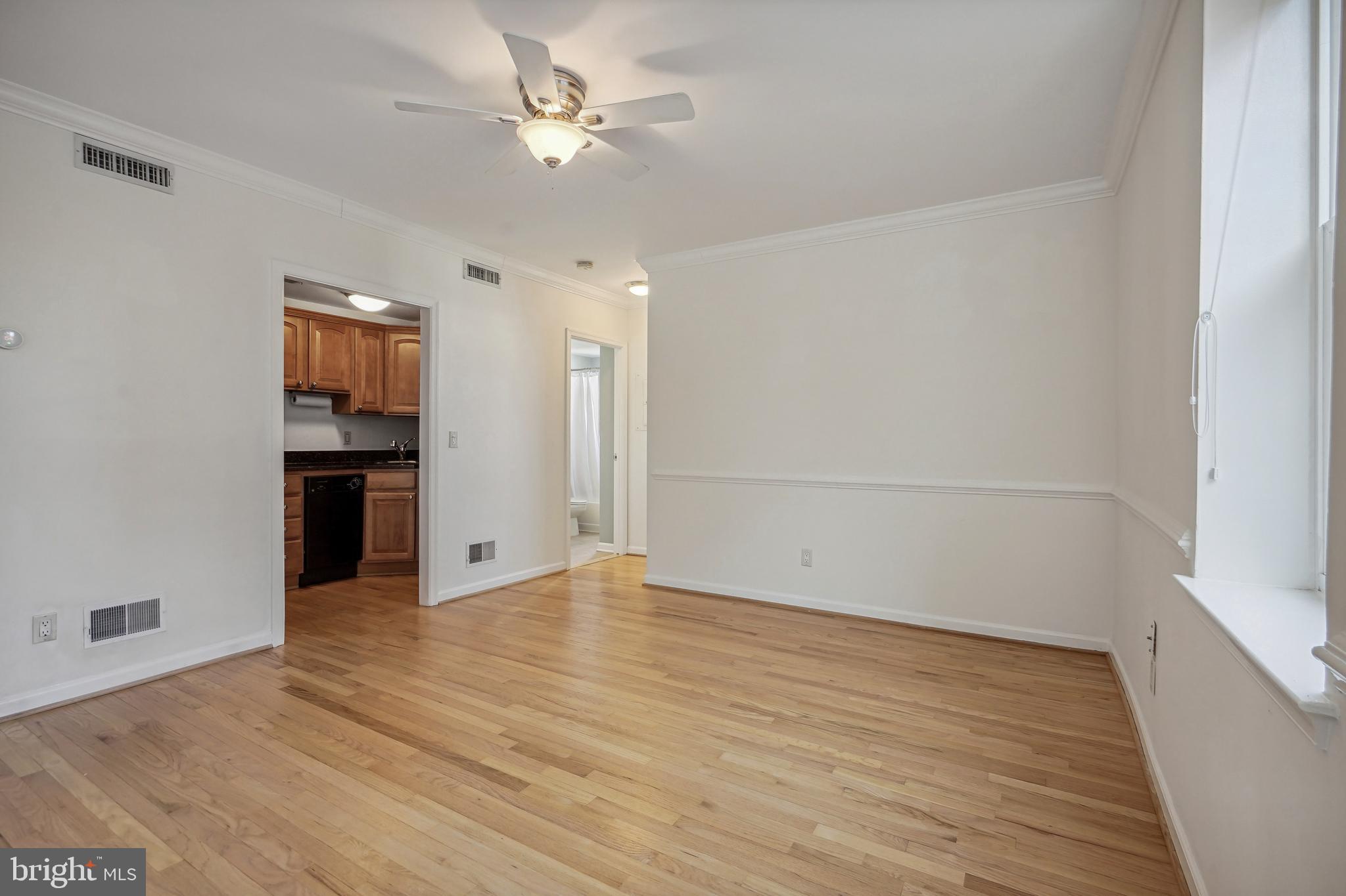 2611 Adams Mill Road Northwest, Unit 307 Washington, DC 20009 - Photo 7 of 16 Living room