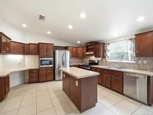 $565,000 | 6267 County Road 251, Hondo, TX 78861
