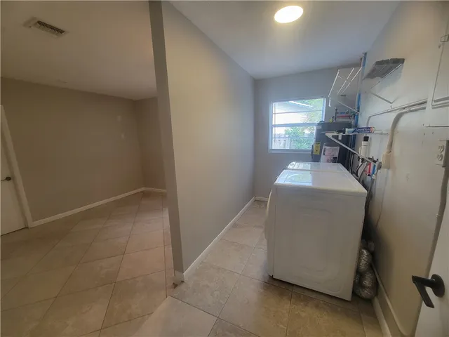 $2,000 | 356 30th Avenue, Vero Beach, FL 32968