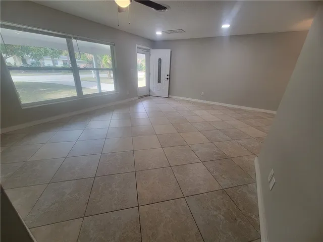 $2,000 | 356 30th Avenue, Vero Beach, FL 32968