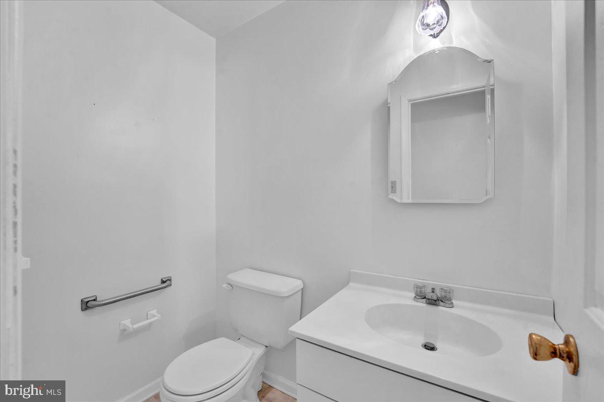 508 Rutledge Avenue Folsom, PA 19033 - Photo 6 of 34 1st Floor Powder Room