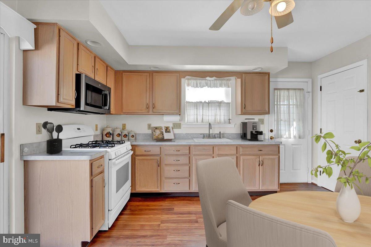 508 Rutledge Avenue Folsom, PA 19033 - Photo 9 of 34 Kitchen