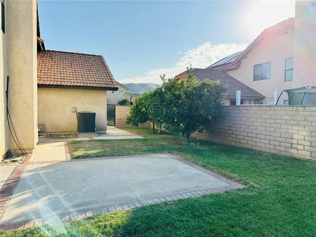 a view of a house with backyard and garden