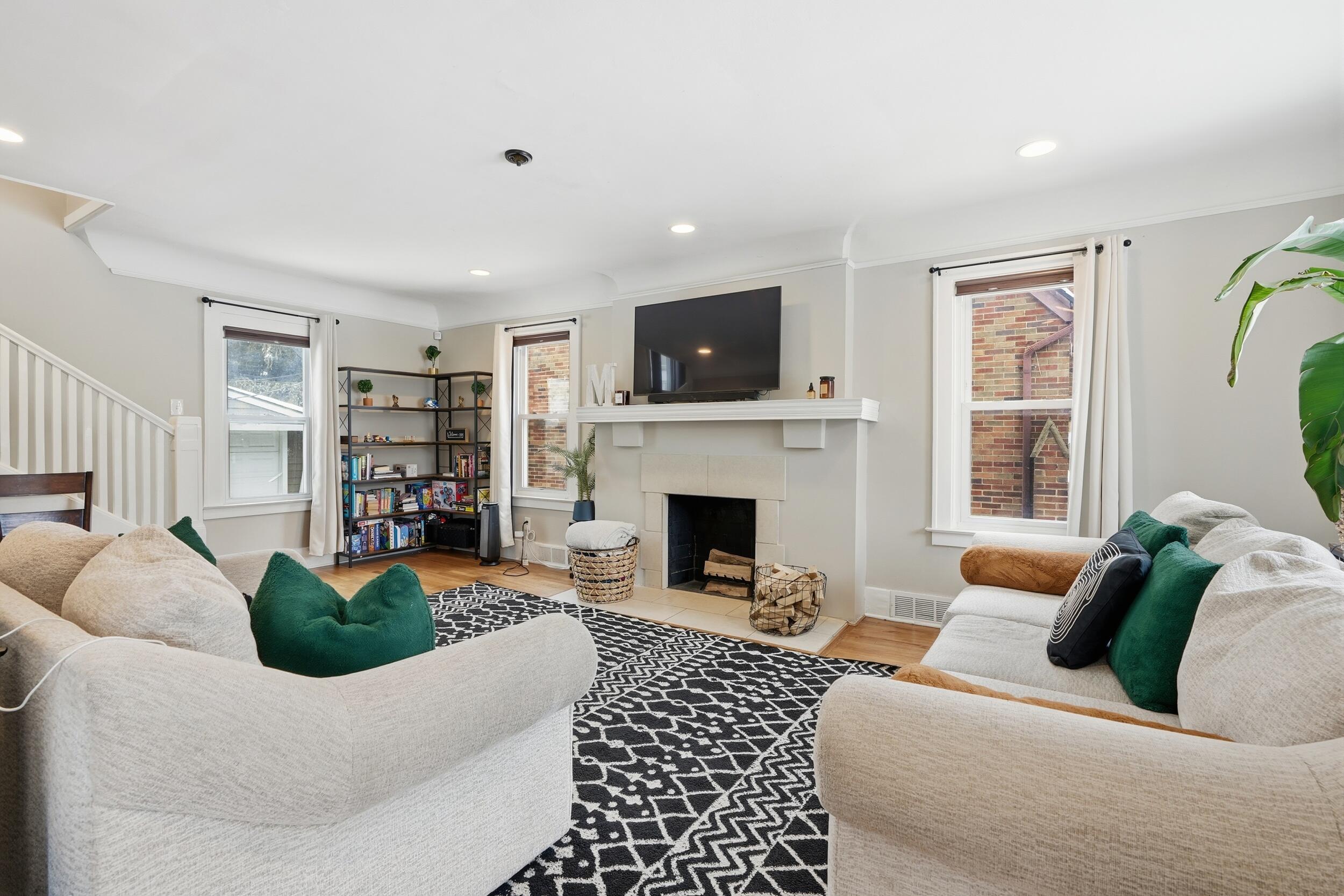 14837 Ashton Road Detroit, MI 48223 - Photo 4 of 26 Living Room
