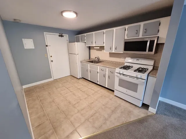 $1,500 | 136 Mammoth Road, Unit 28, Hooksett, NH 03106