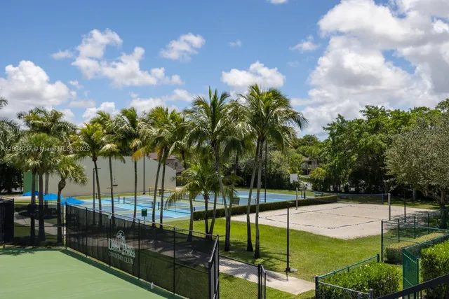 a view of a backyard