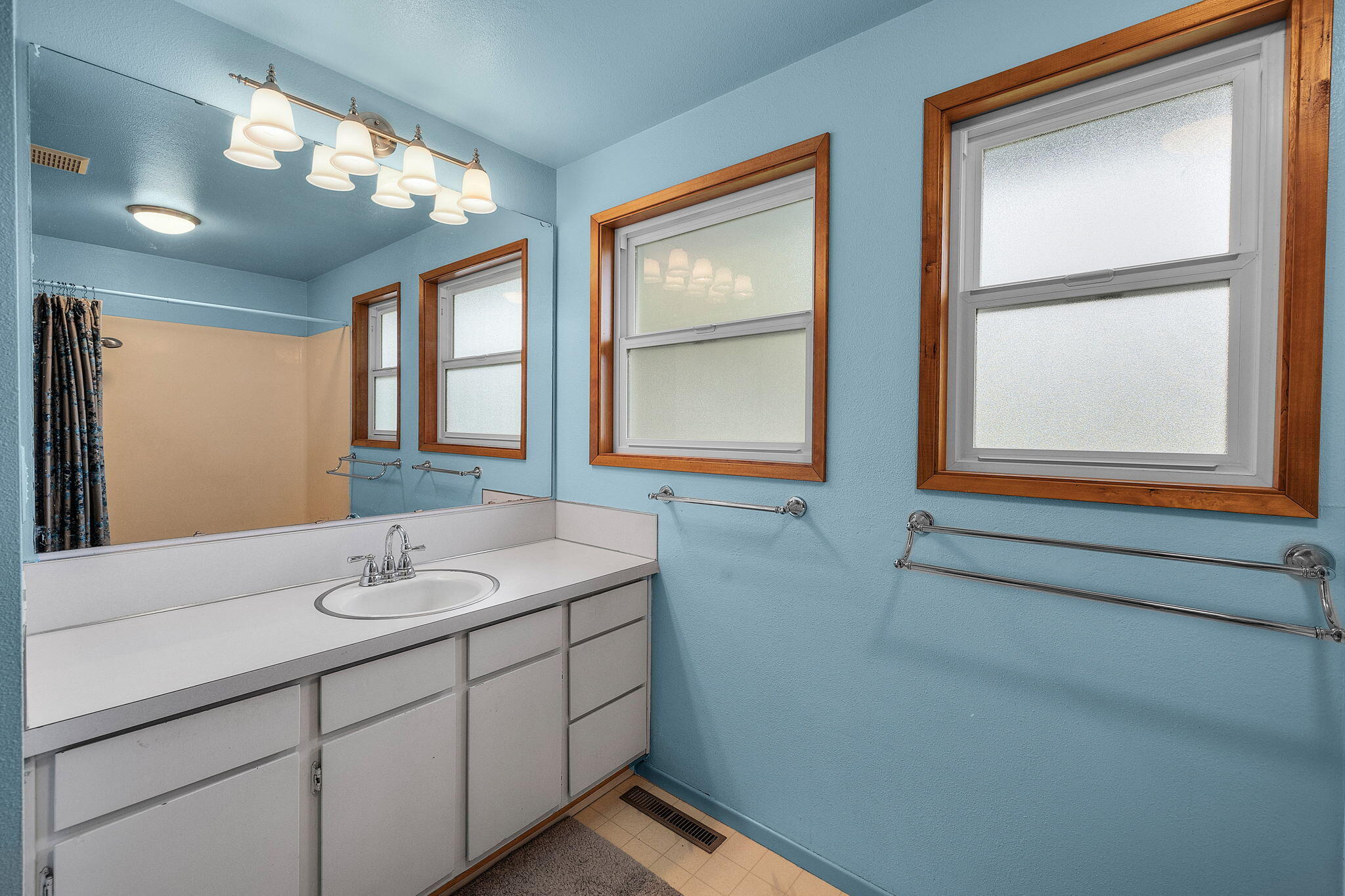 371 Southeast Hering Road Madras, OR 97741 - Photo 22 of 44 Hall Bath