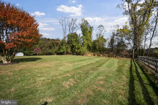 a picture of a wall with a white wall