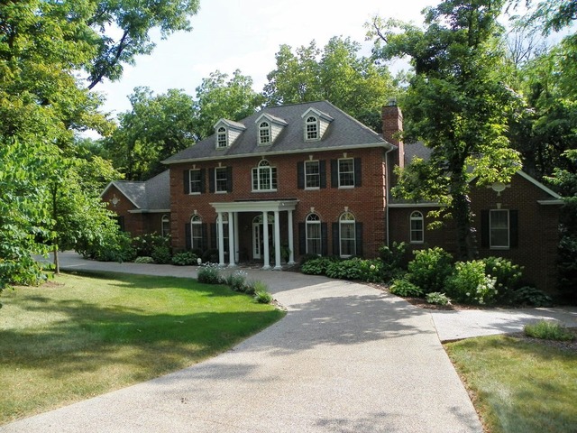 77 Roosevelt Drive East Dubuque, IL 61025 - Photo 1 of 1 a front view of a house with a yard