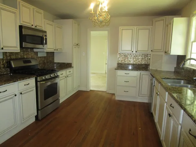 $1,800 | 298 West Poplar Avenue, Collierville, TN 38017