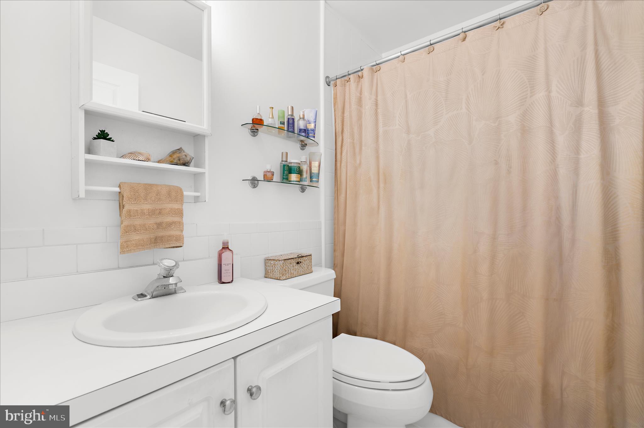 180 Waldo Road Pasadena, MD 21122 - Photo 25 of 55 Hall bath on the upper level