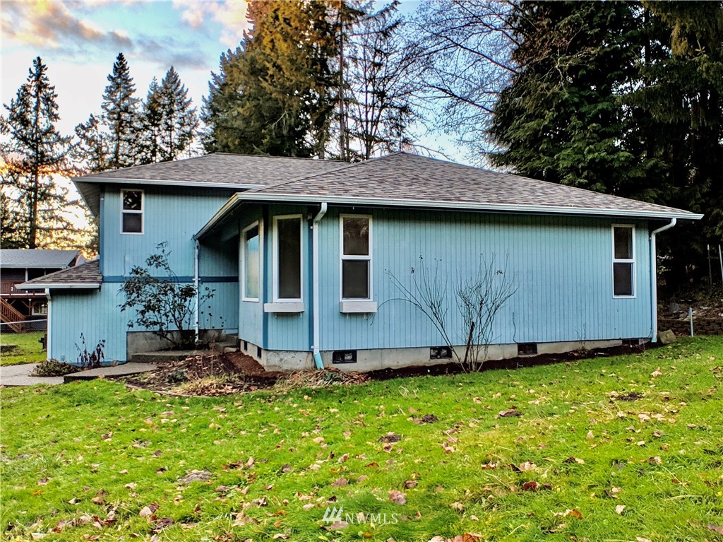 17819 Southeast 137th Street Renton, WA 98059 - Photo 3 of 37 a backyard of a house with lots of green space