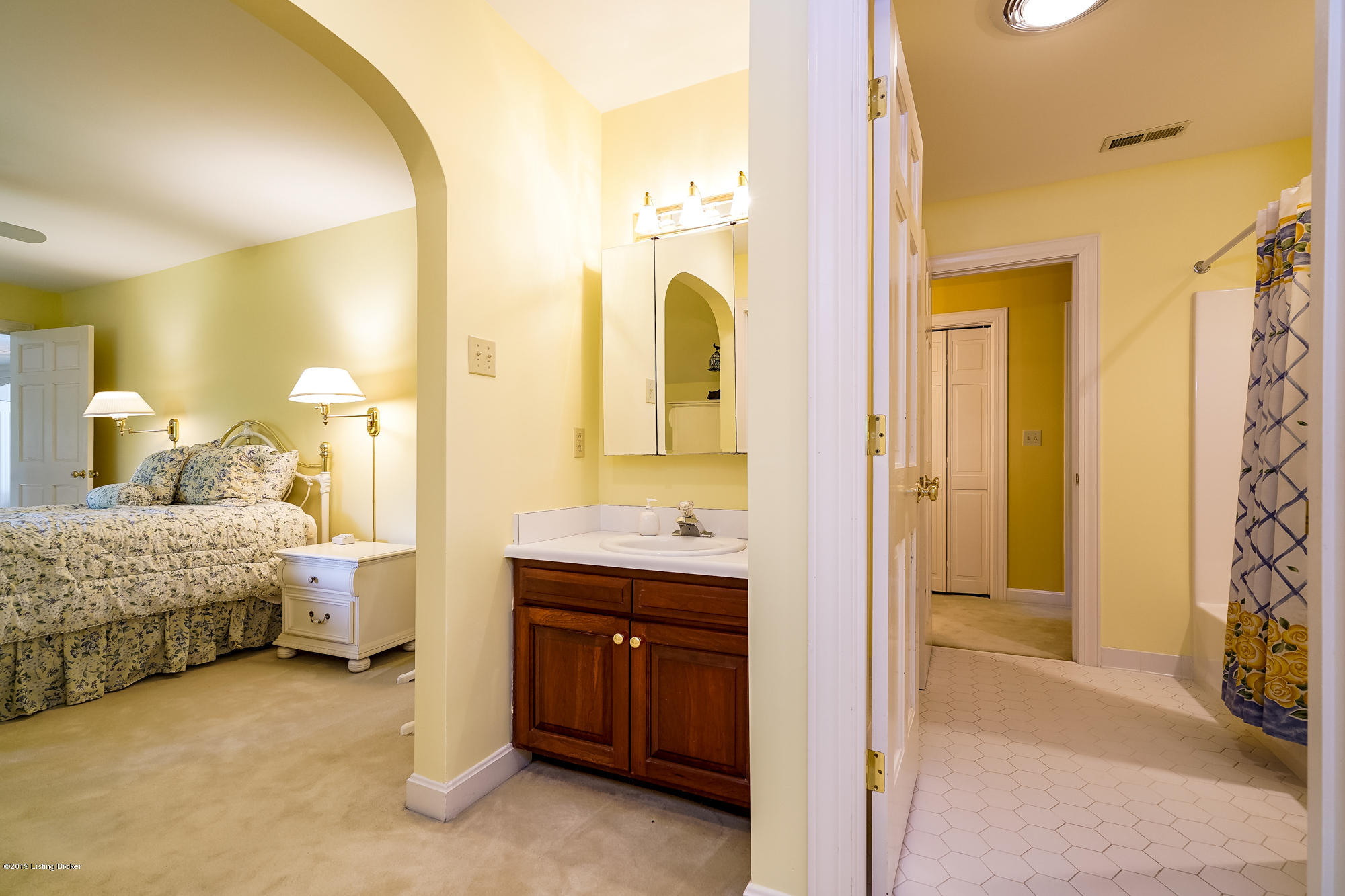 11600 Valley View Road Anchorage, KY 40223 - Photo 48 of 91 Bedroom 2 to Jack & Jill Bath