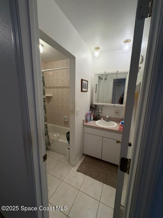 995 Botany Lane Rockledge, FL 32955 - Photo 28 of 44 a bathroom with a tub sink and mirror