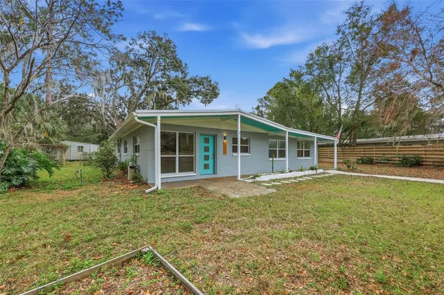 a view of a house with a backyard
