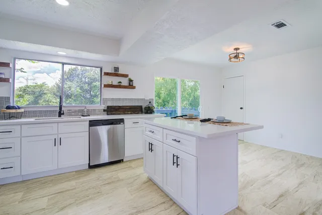 $289,000 | 402 Tresvant Drive, Webster, TX 77598