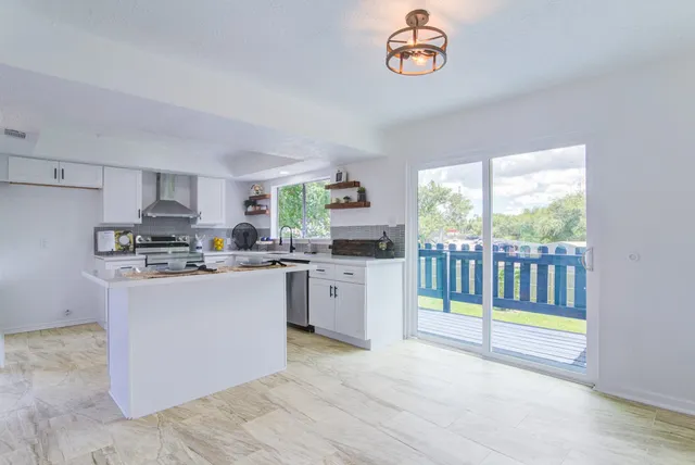 $289,000 | 402 Tresvant Drive, Webster, TX 77598