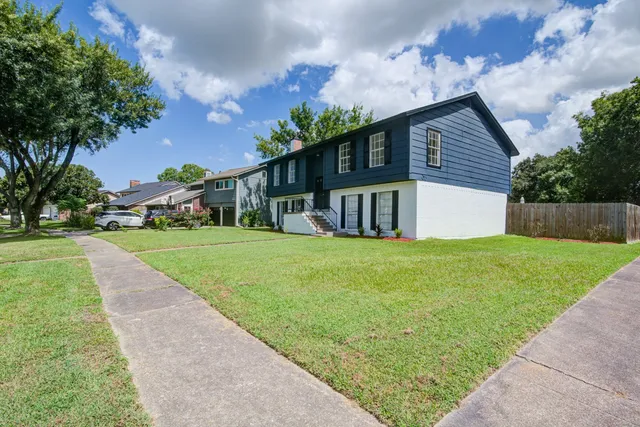 $289,000 | 402 Tresvant Drive, Webster, TX 77598