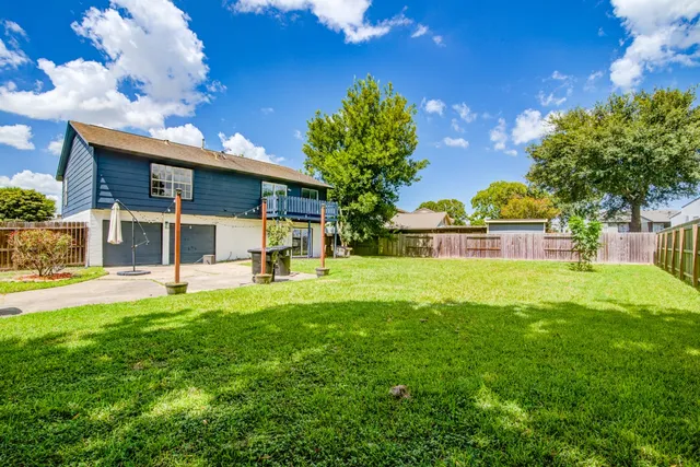 $289,000 | 402 Tresvant Drive, Webster, TX 77598