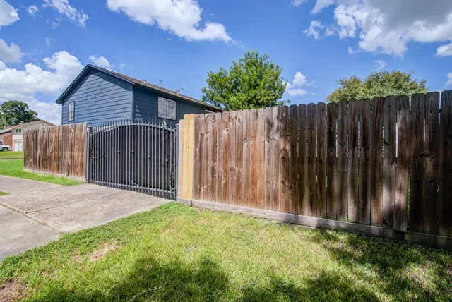 $289,000 | 402 Tresvant Drive, Webster, TX 77598