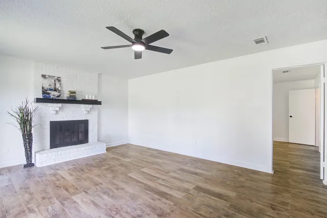 $289,000 | 402 Tresvant Drive, Webster, TX 77598