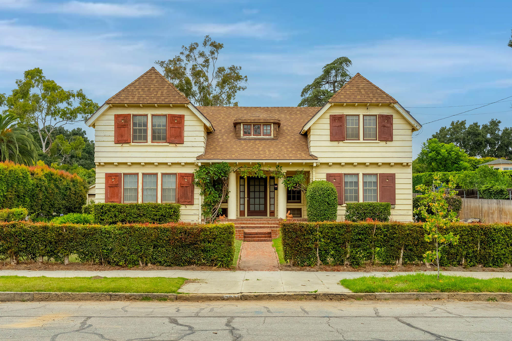Frontage - 321 E Islay St 93101