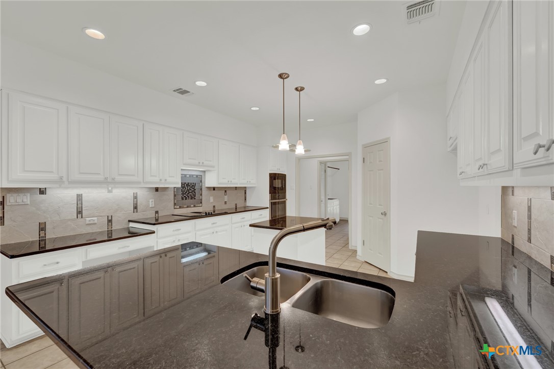 8472 Rolling Acres Trail Fair Oaks Ranch, TX 78015 - Photo 11 of 37 Kitchen