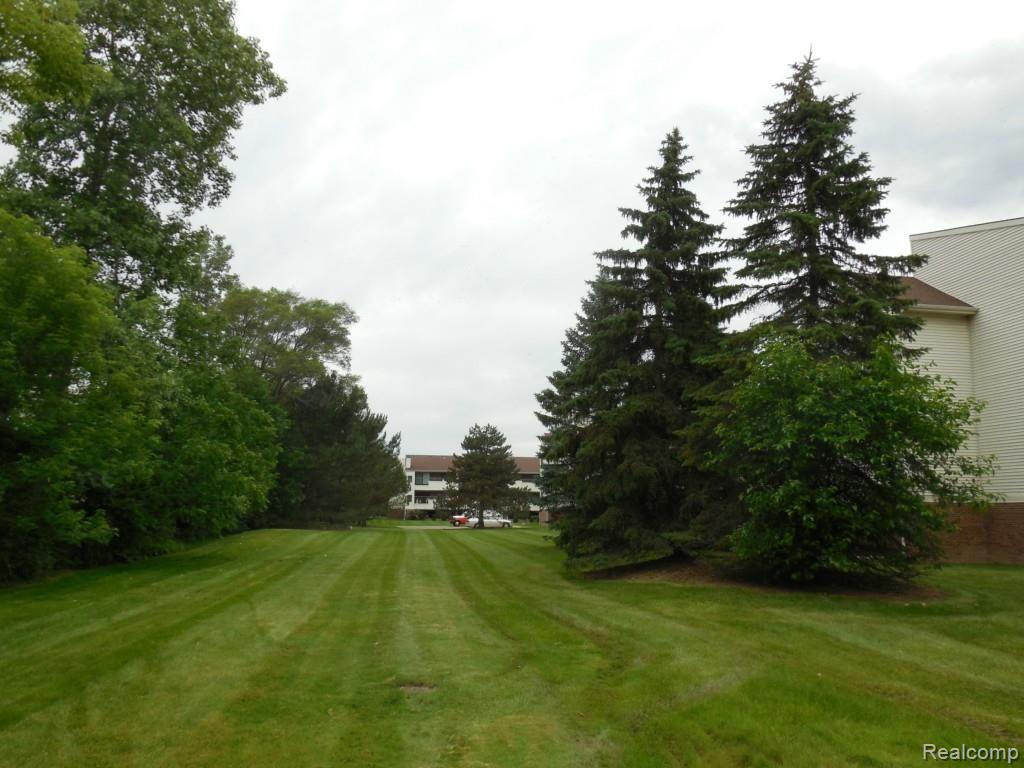 30450 Orchard Lake Road, Unit 84 Farmington, MI 48334 - Photo 32 of 41 DSCN9066.jpg