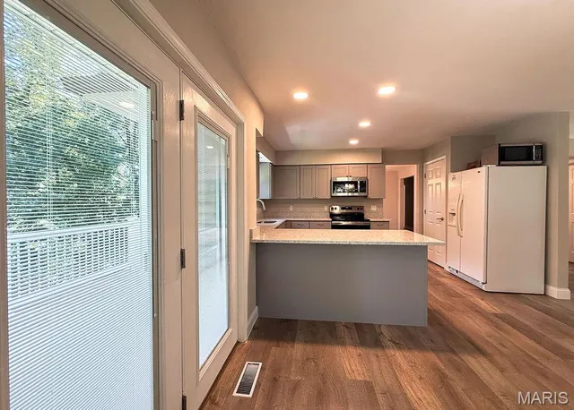 $389,900 | 9748 Lee Drive, Hillsboro, MO 63050