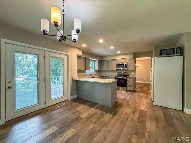 $389,900 | 9748 Lee Drive, Hillsboro, MO 63050