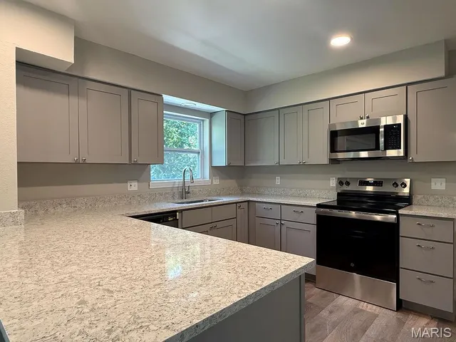 $389,900 | 9748 Lee Drive, Hillsboro, MO 63050