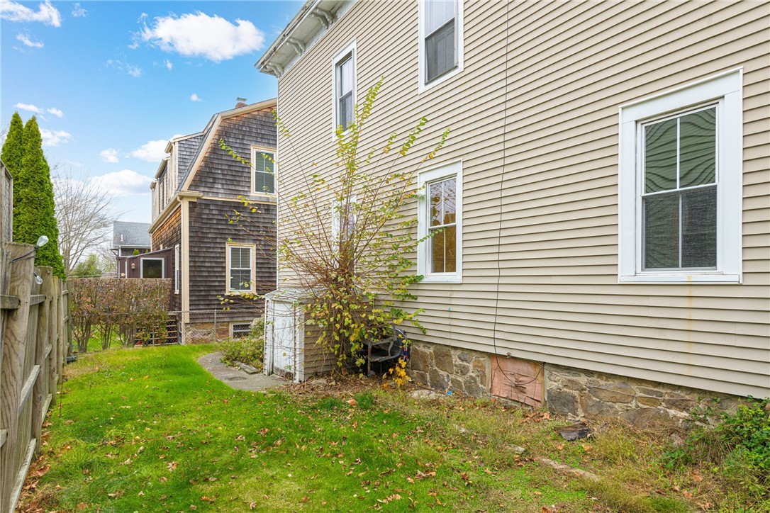 427 Spring Street, Unit 1 Newport, RI 02840 - Photo 14 of 16 Side yard
