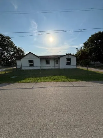 $1,850 | 903 1st Street, Bridgeport, TX 76426