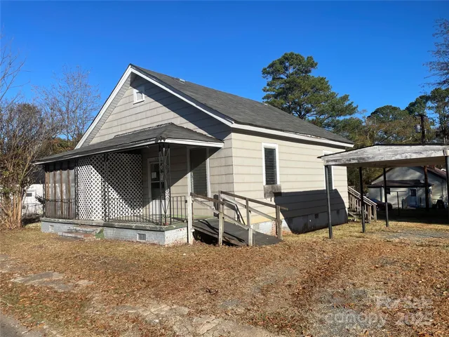 a view of empty room with window