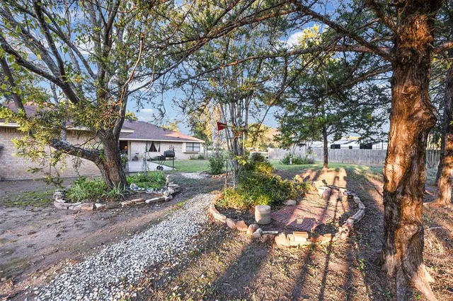 a view of a houses with yard