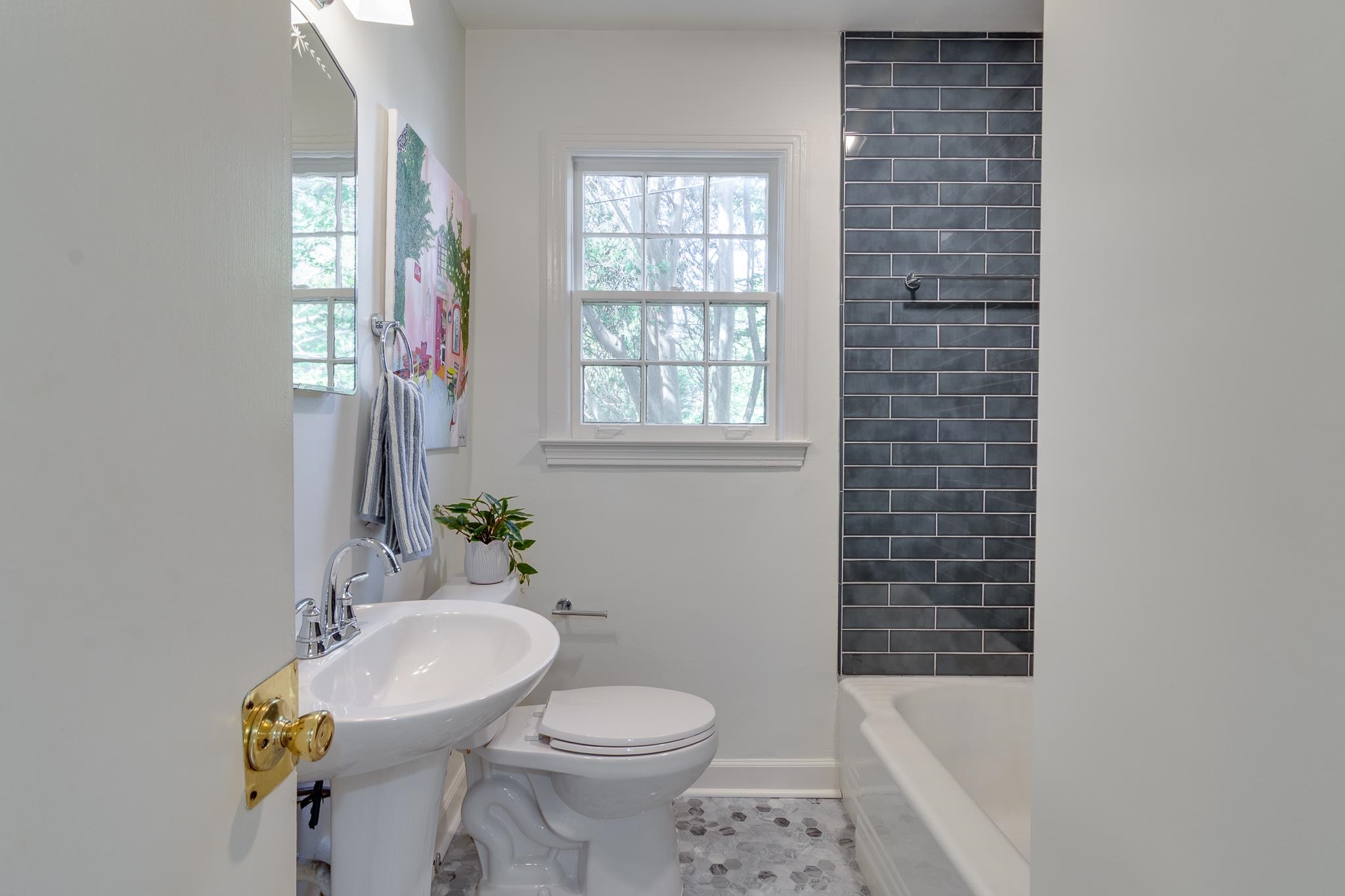 695 Berry Road Memphis, TN 38117 - Photo 15 of 32 a bathroom with a toilet a sink and a window