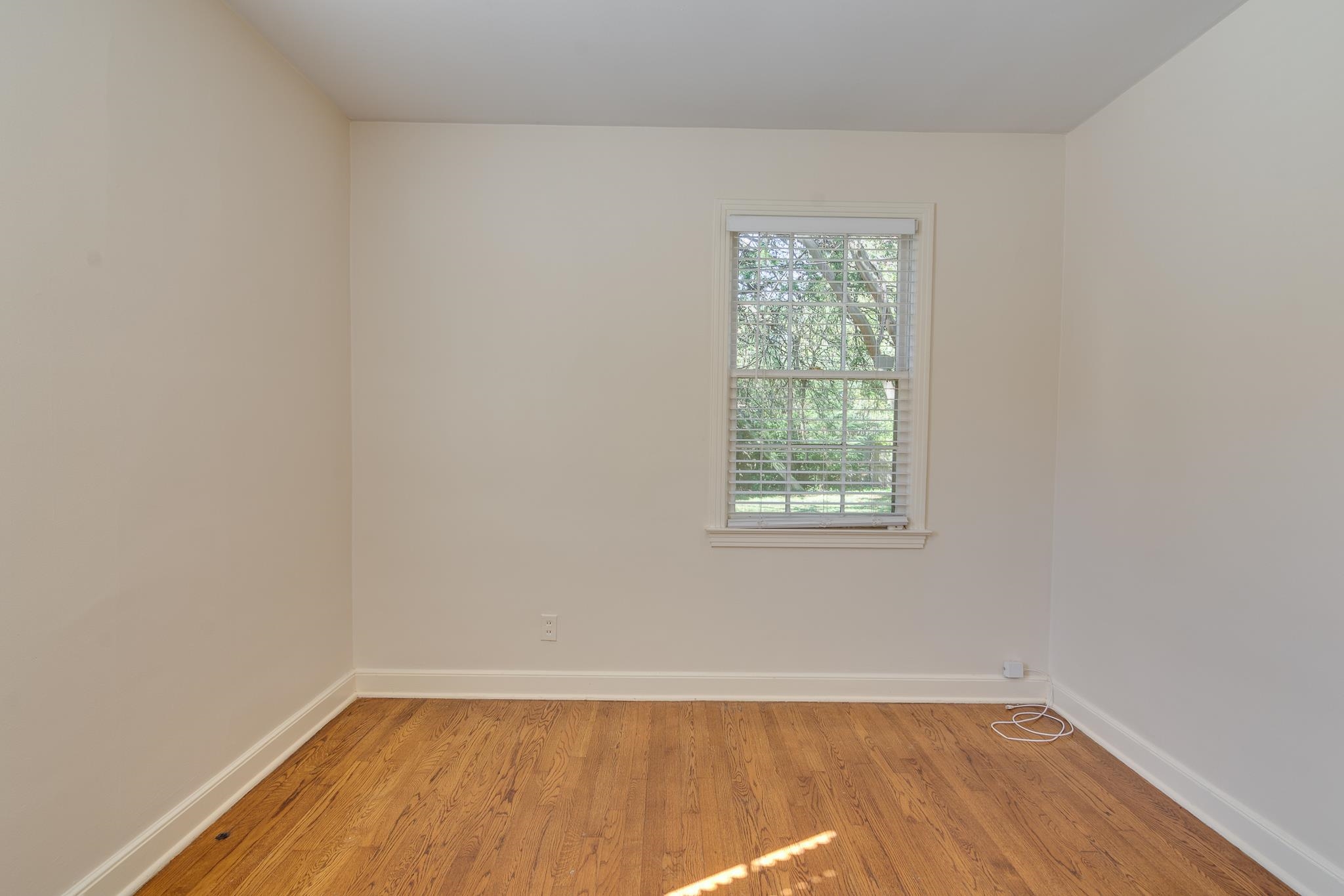 695 Berry Road Memphis, TN 38117 - Photo 18 of 32 an empty room with a window